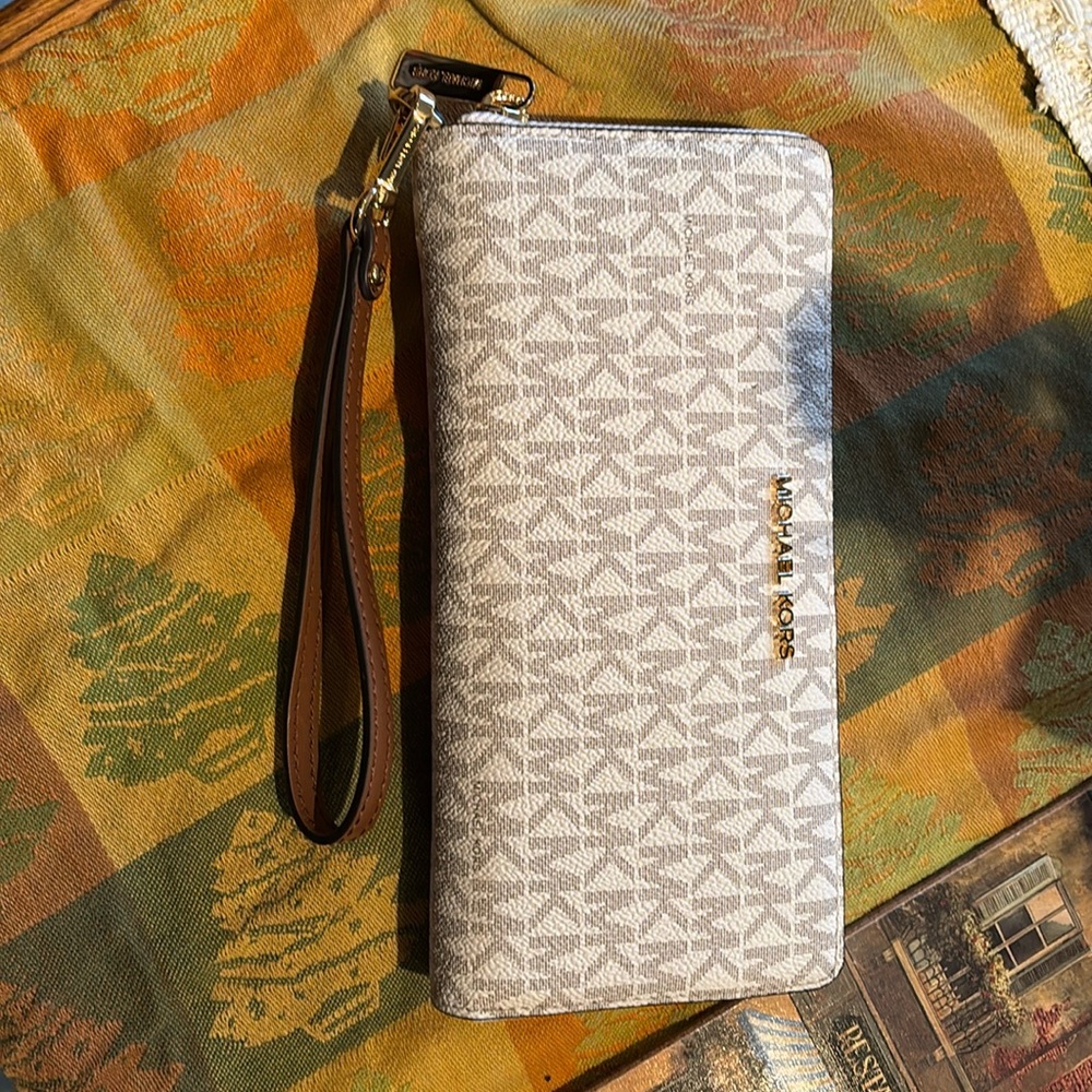 Michael Kors small wristlet